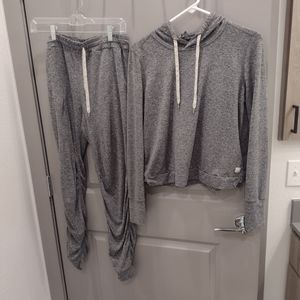 VUORI ESSENTIAL HOODIE & PERFORMANCE JOGGERS IN HEATHER GRAY. DREAMKNIT FABRIC.